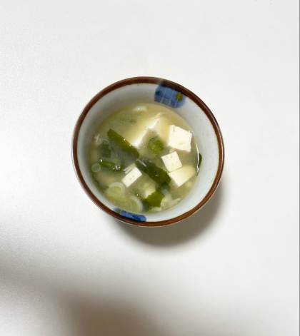しいたけ、たまねぎ、わかめのお味噌汁