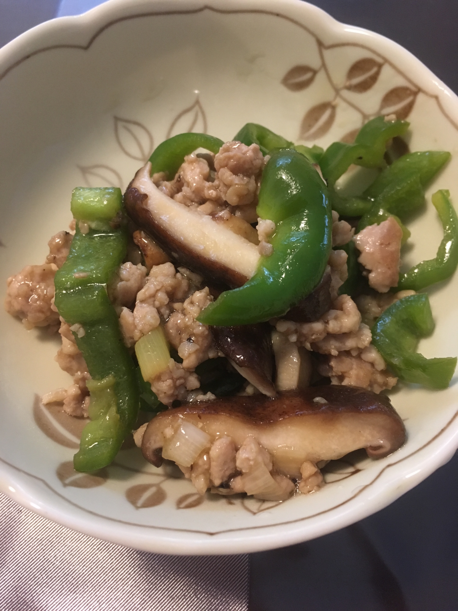 青じそドレッシングで椎茸とピーマンの鶏ひき肉炒め