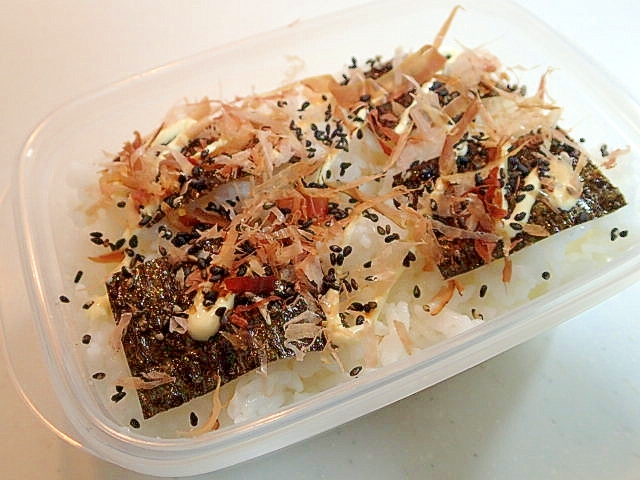 お弁当　味付け海苔とおかか黒胡麻マヨご飯