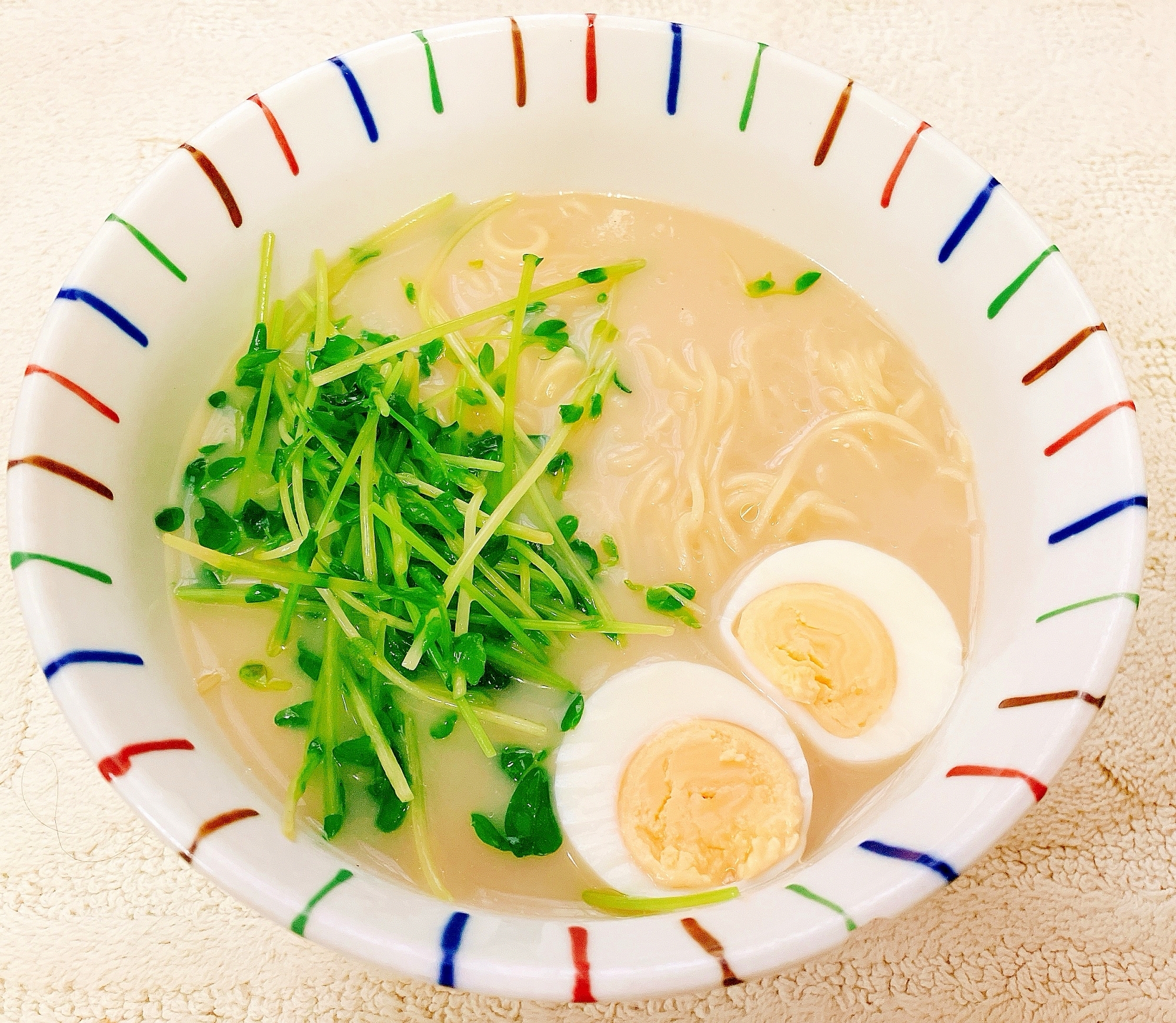 豆苗とゆでたまごの豚骨ラーメン