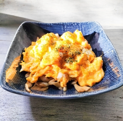 お〜っ❣私もきょうも卵レシピなんです(*´ω`*)またもお揃い✨夕陽が邪魔して綺麗に撮れなかったけど…(^_^;)バターのコクとにんにくが美味♡素敵レシピ感謝♬