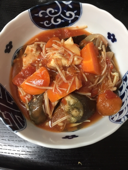 西のまるごと鍋！オクラたっぷりトマトカレー鍋