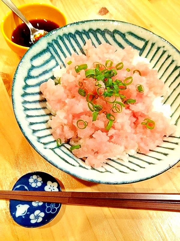 びんちょう鮪の柵とえごま油で◆ネギトロ丼