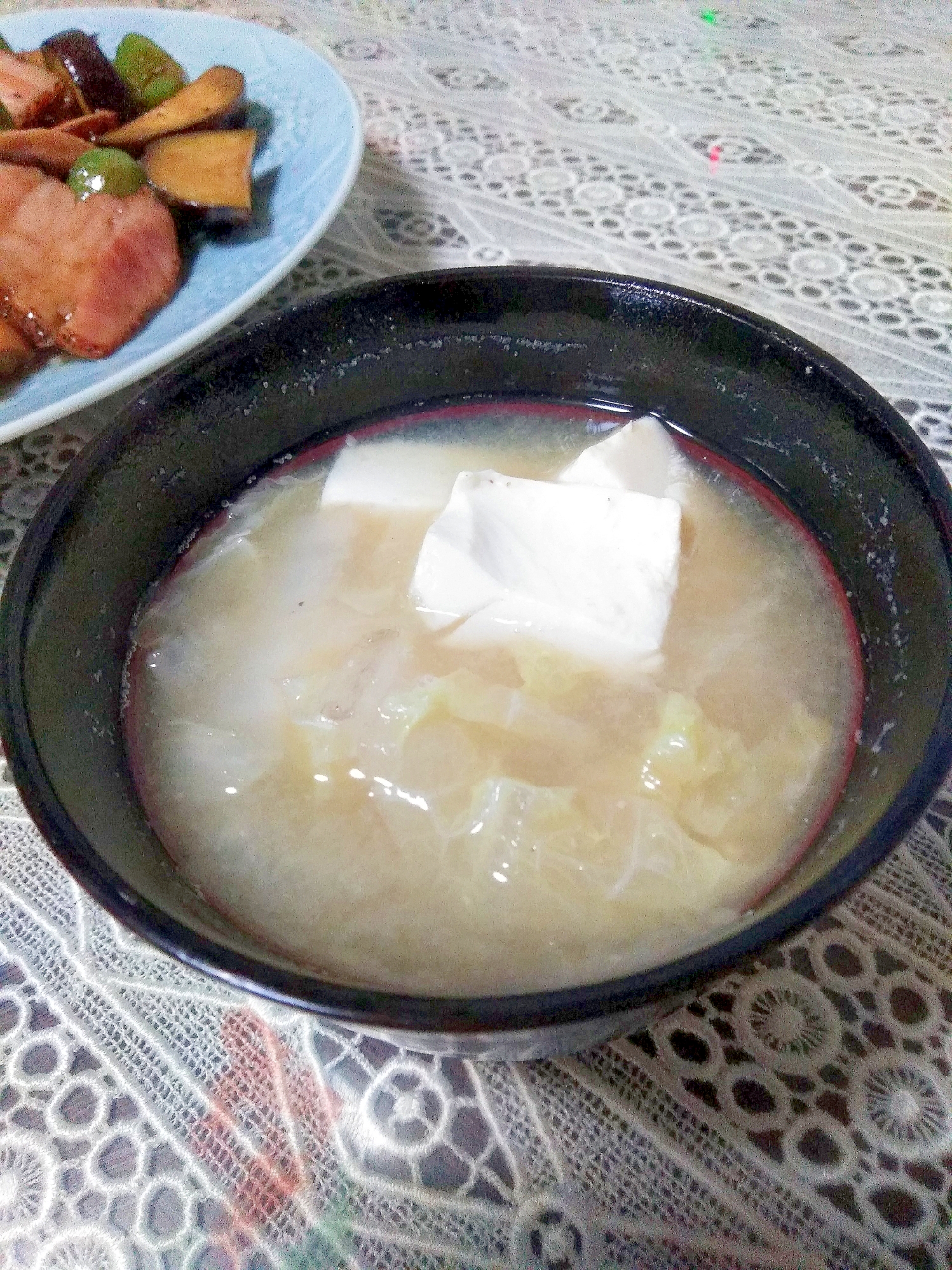 豆腐と白菜の味噌汁