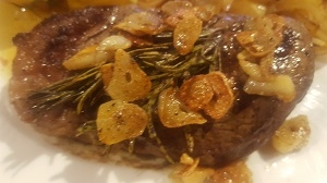 ローズマリー風味のステーキ