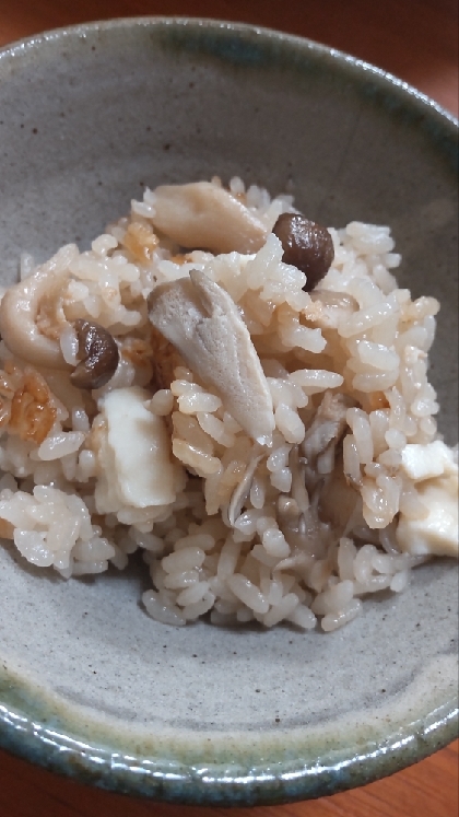 にんにくポン酢が美味♡厚揚げときのこの炊き込みご飯