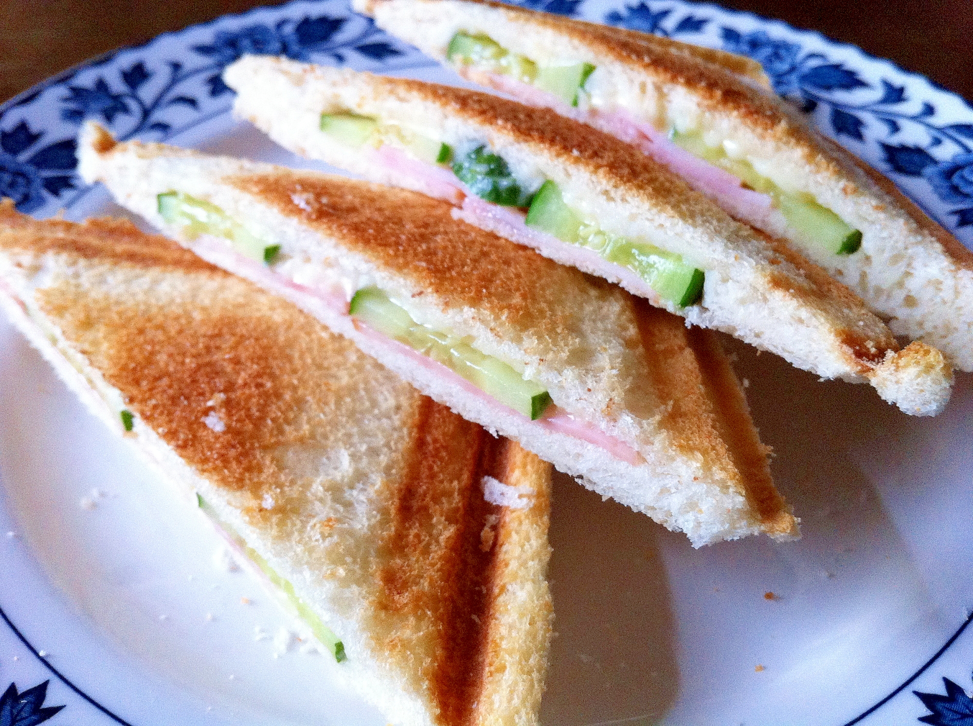 ハムときゅうりとチーズのホットサンド