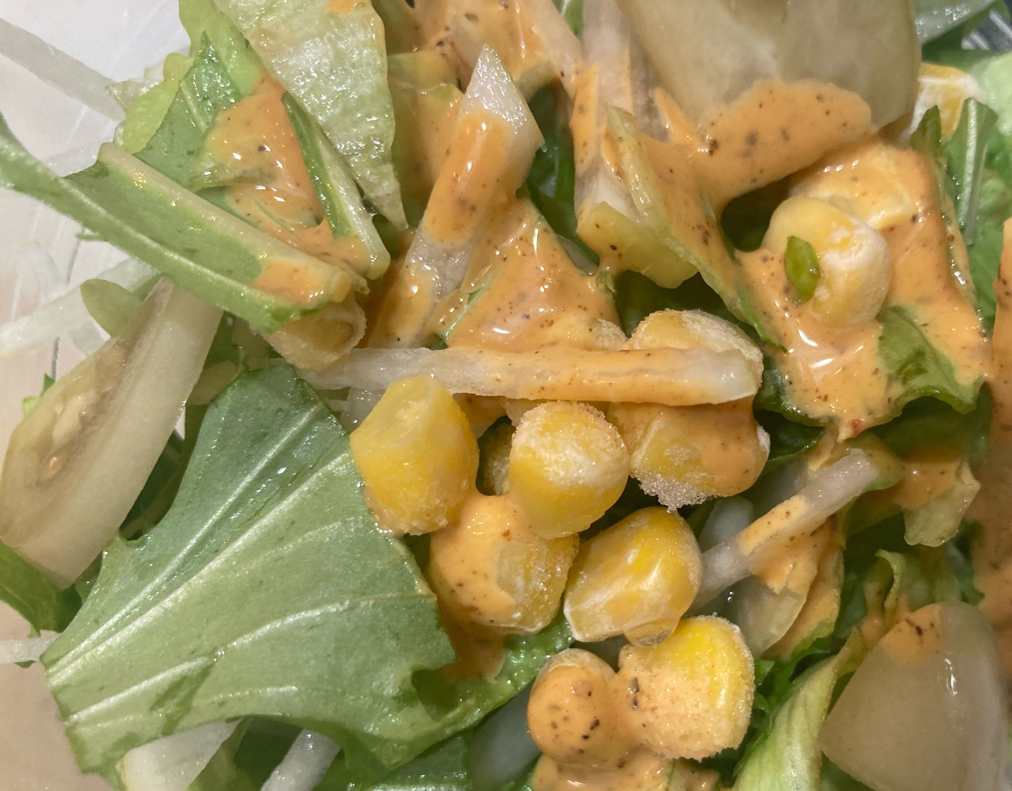 レタスと水菜と大根とピクルスとコーンのピリ辛サラダ
