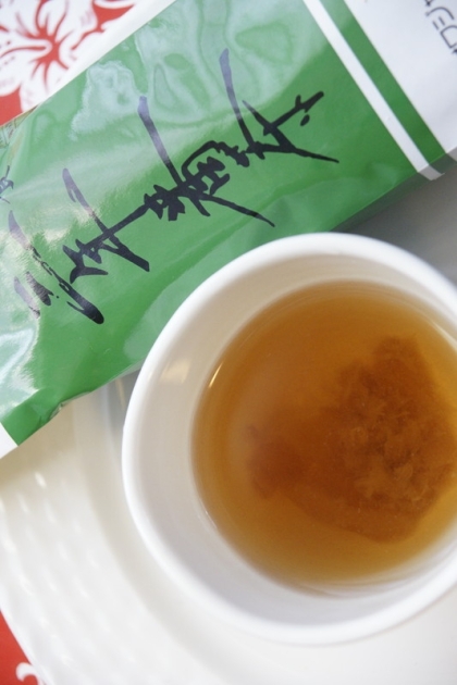 こっそり登場・・良く飲んでいるほうじ茶と一緒に。
もしかしたら、同じ種類の飲んだことありますか？黄色のパッケージとか。
ご馳走様です♪<(_ _*)> 感謝