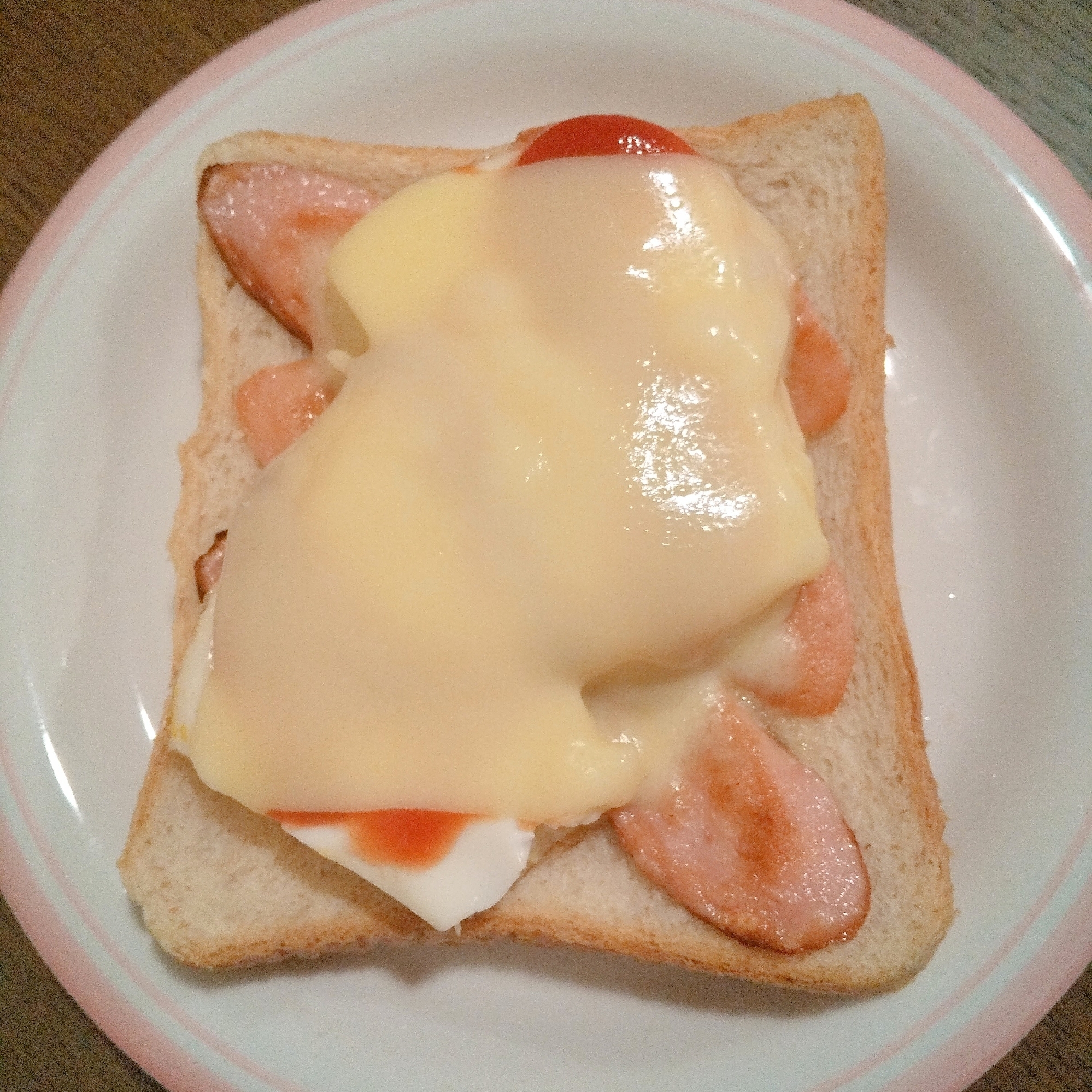 魚肉ソーセージと目玉焼きのチーズトースト