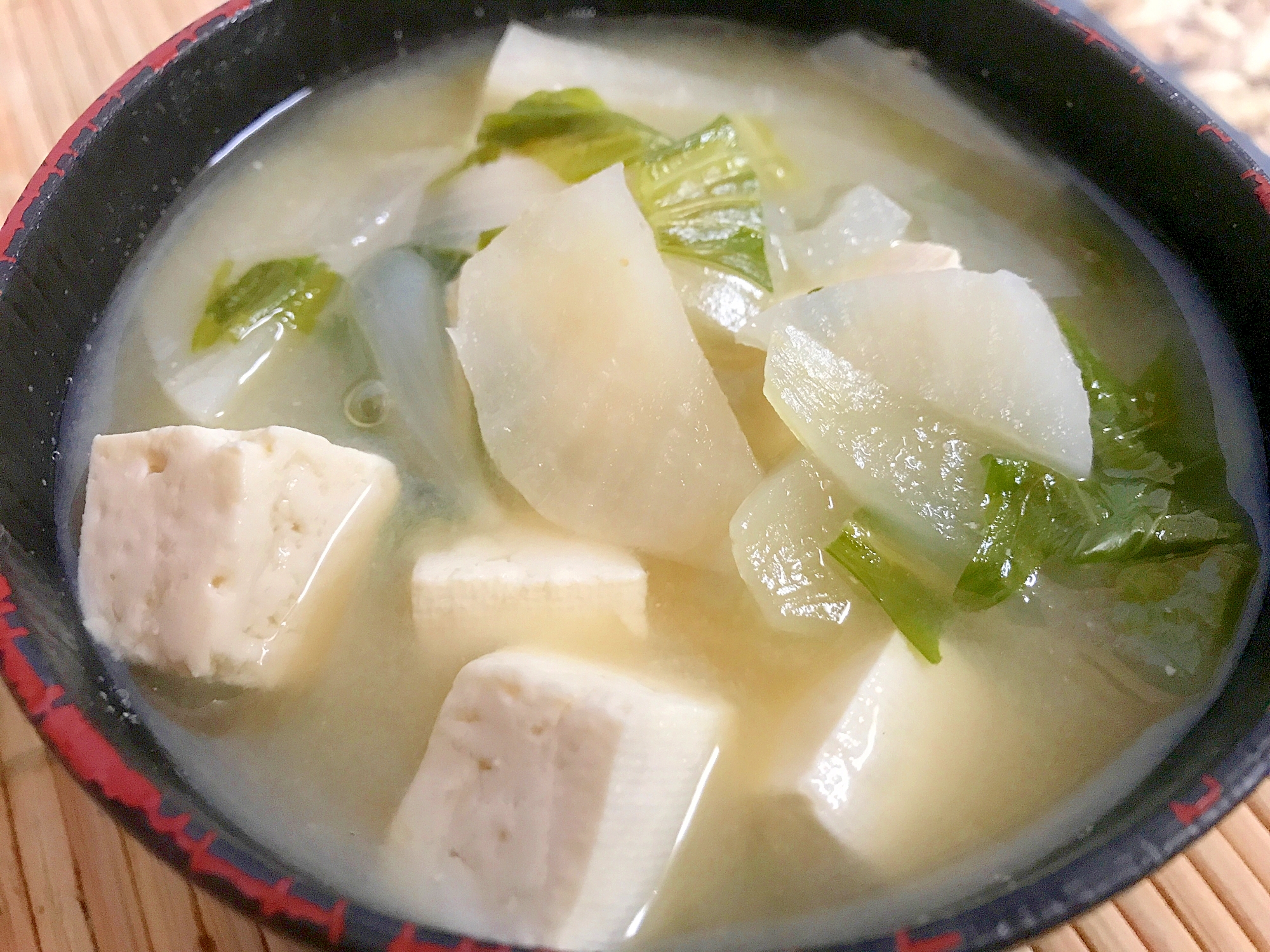 ダイコンとセロリの葉とタマネギの豆腐味噌汁