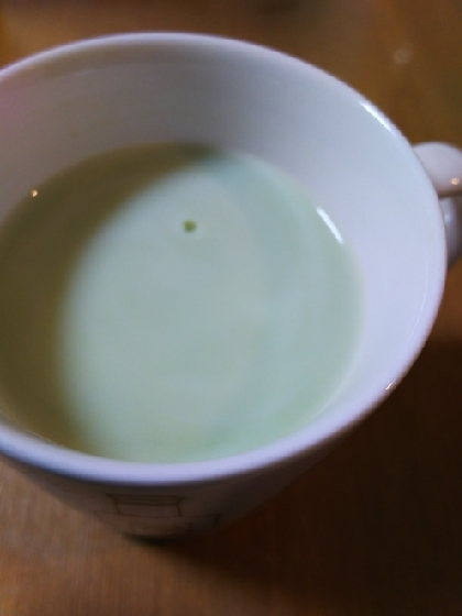 粉末緑茶はお湯入れて緑茶としてよく飲んでるんですが、この牛乳蜂蜜で飲むのもいいですねぇ。ミルクと蜂蜜の甘さと緑茶の苦みがハーモニーでとてもおいしかったです^o^