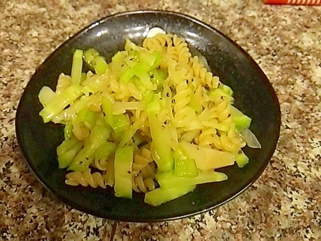 かぶの葉とブロ茎の中華風パスタ