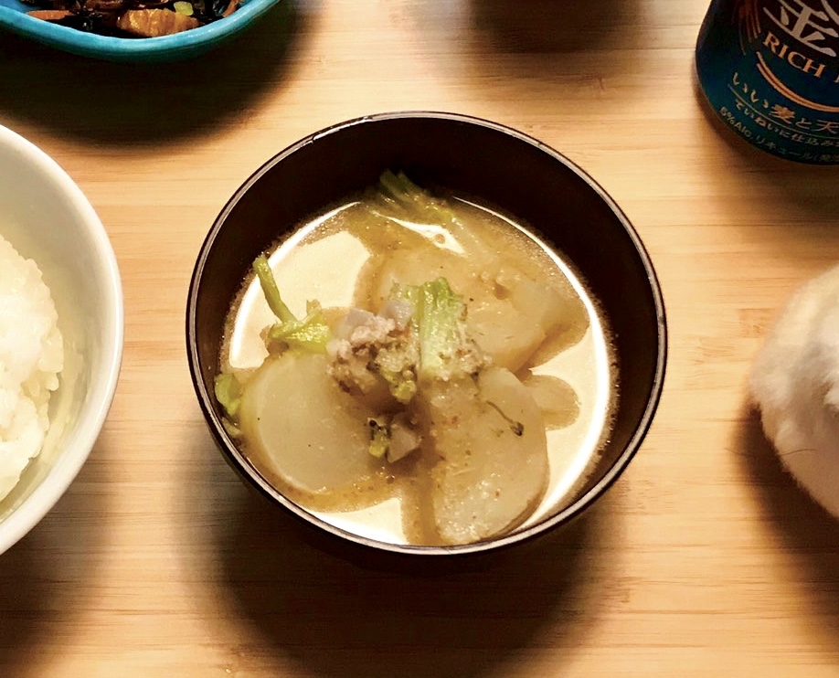 蕪と豚肉の胡麻味噌豆乳スープ