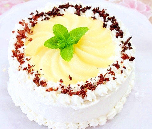 シンプルな桃のデコレーションケーキ