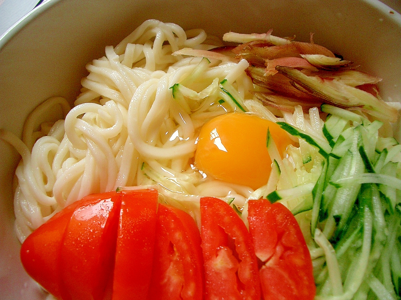 ピリ辛ダレの冷やしサラダうどん