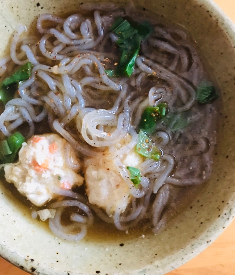 糸こんにゃくで鶏団子のうどん風