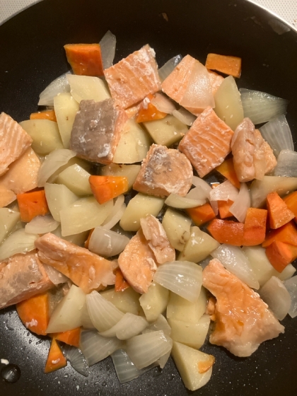 定番の肉じゃがに飽きたら！鮭じゃが