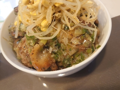 丼の上にのせました！こってりの丼がナムルでさっぱり食べやすくなりました！美味しかったです。