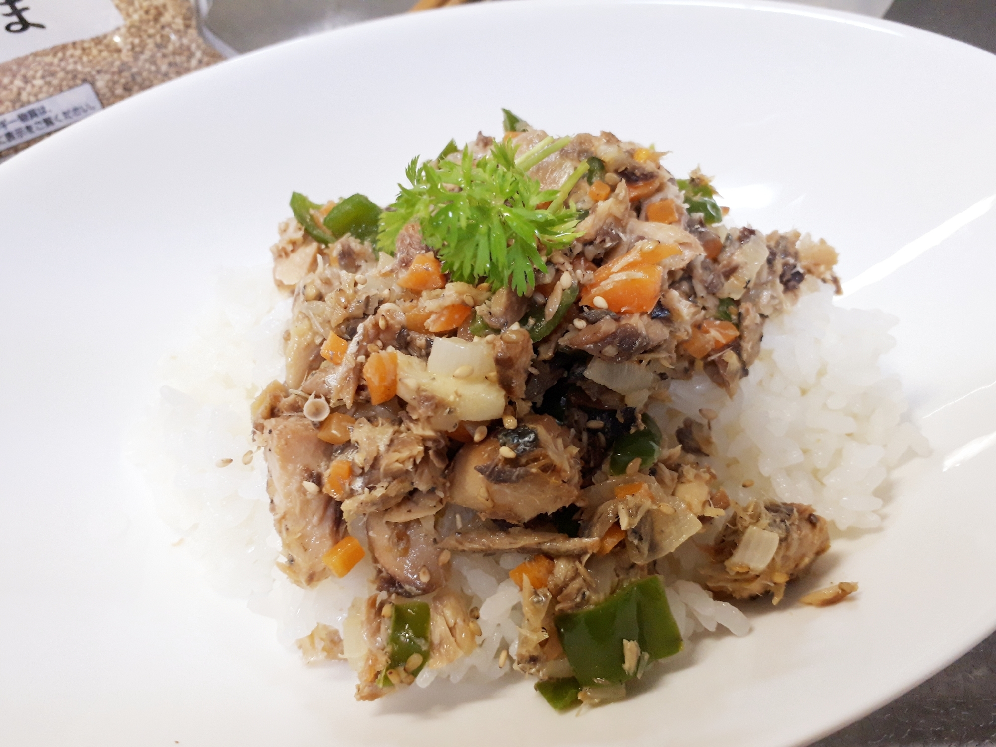 野菜たっぷり！鯖の味噌煮缶丼