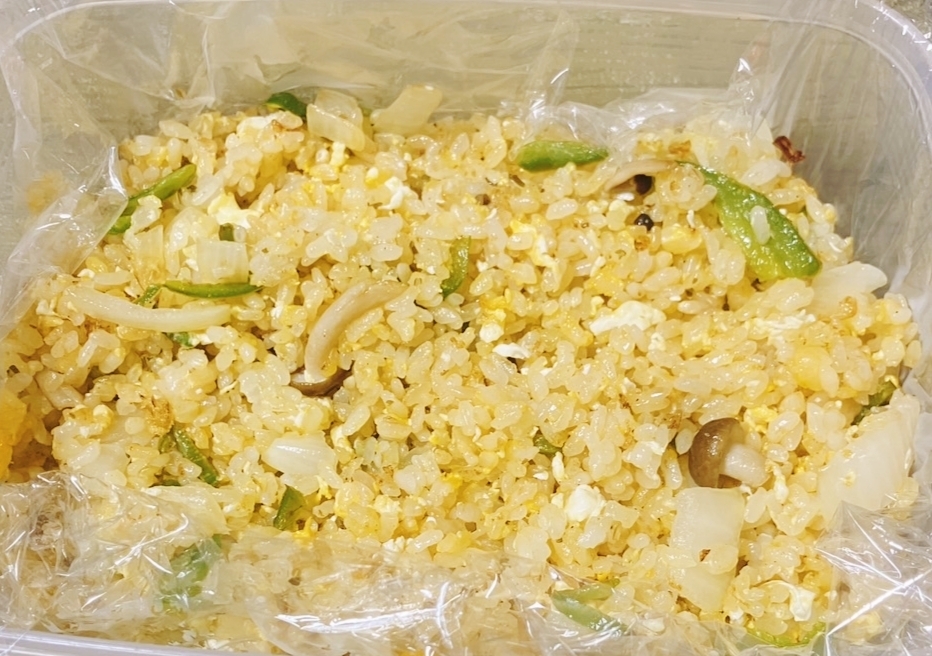 玉子とシメジと玉葱とピーマンの納豆ダレ海苔佃煮炒飯