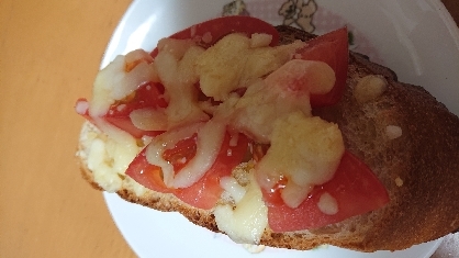 トマトとチーズのバゲットトースト