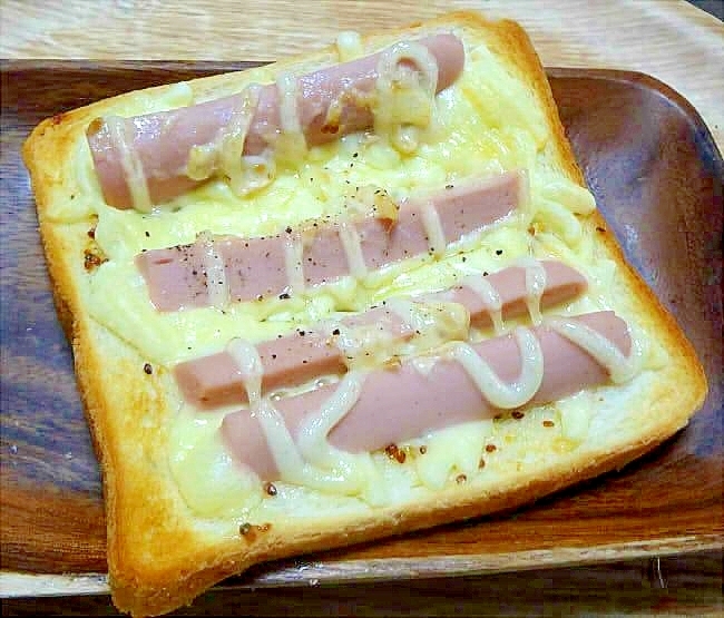 魚肉ソーセージとマヨネーズのお惣菜パン