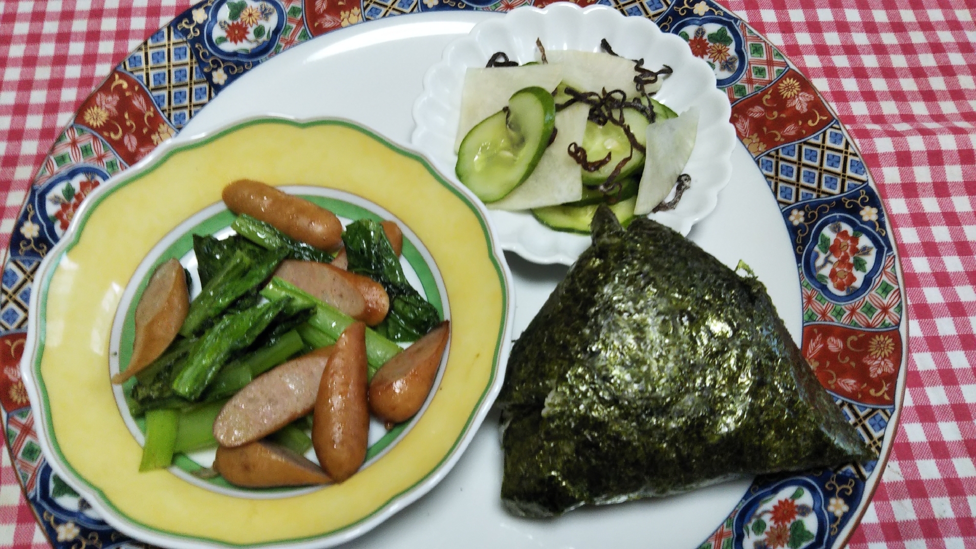 ウインナー小松菜炒めと塩昆布漬けと焼き鮭のお握り☆