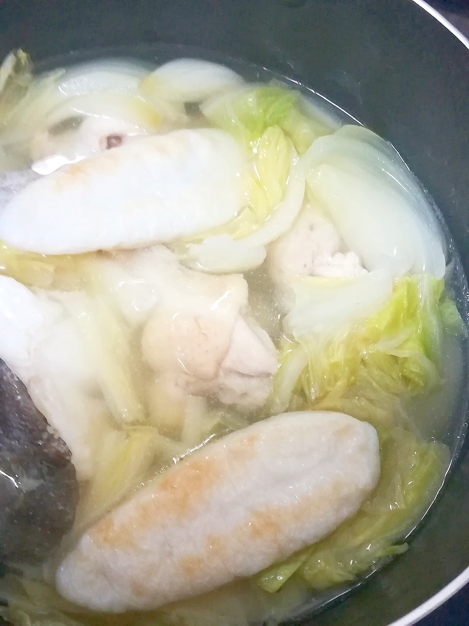 白菜と玉ねぎと手羽元とタラと笹かまの塩鍋