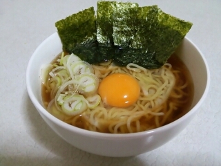 生卵の醤油ラーメン