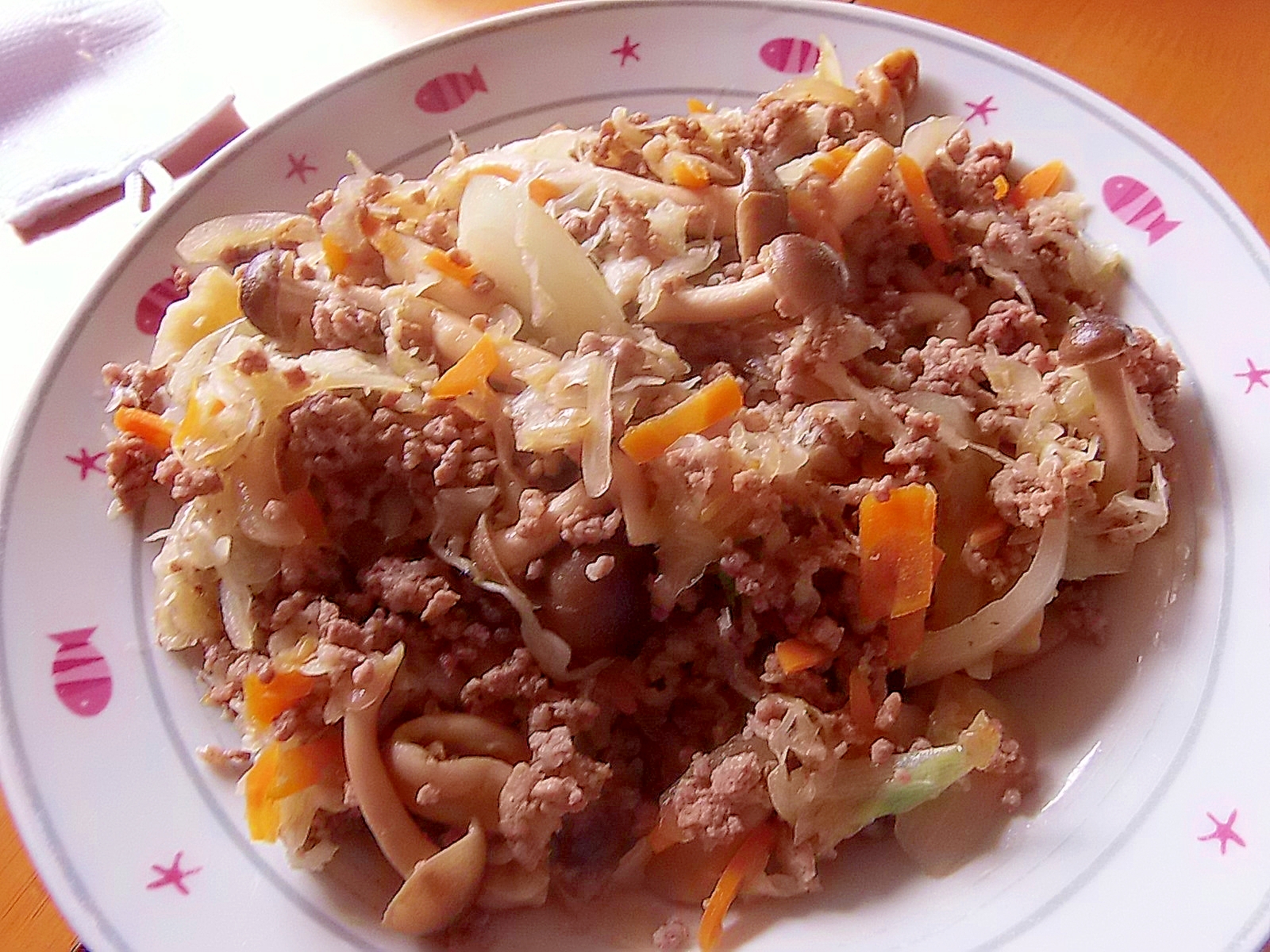 千切り野菜とミンチの生姜醤油炒め