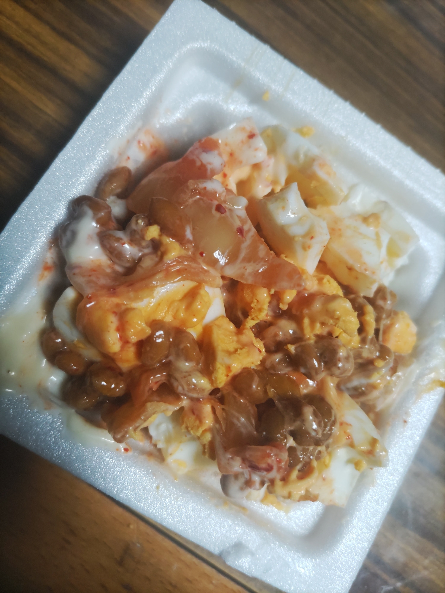 ゆで卵とちくわと白菜キムチと納豆のマヨ和え