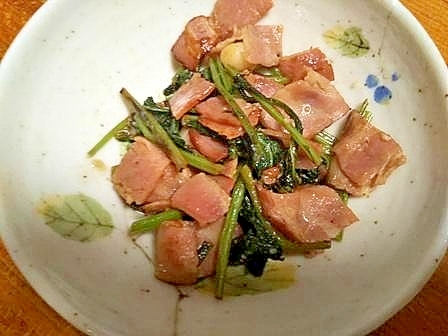 蕪の葉と　ベーコンの　炒め物