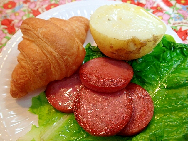 バターポテトとミニステーキとクロワッサンのワンプレ