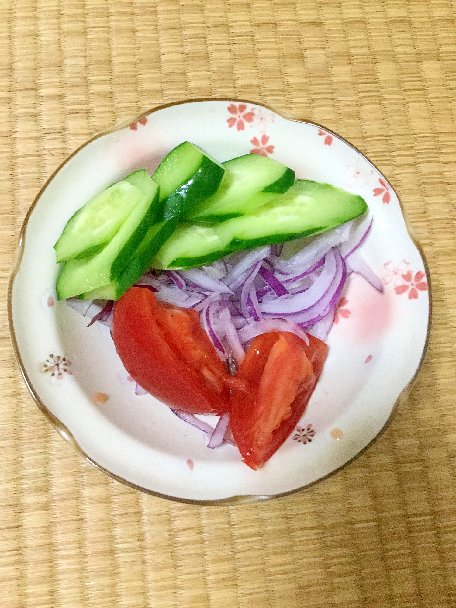 紫玉ねぎとトマトと胡瓜の白だしサラダ。