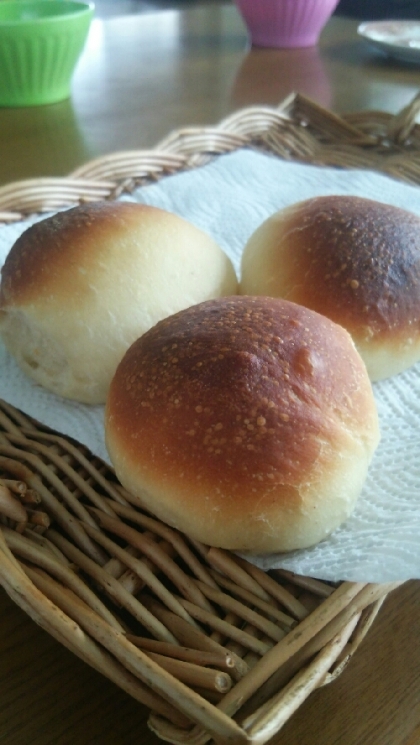 ミルクの代わりに豆乳で、中にはﾁｰｽﾞやﾁｮｺを入れて２種類のパンを作りました(*´∀｀)生地も扱いやすくて、作りやすかったです♪また作りますね❤