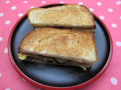 ライ麦食パンのトーストサンド