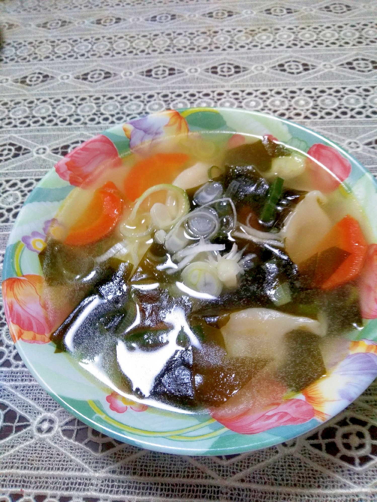 コンソメ味の水餃子スープ