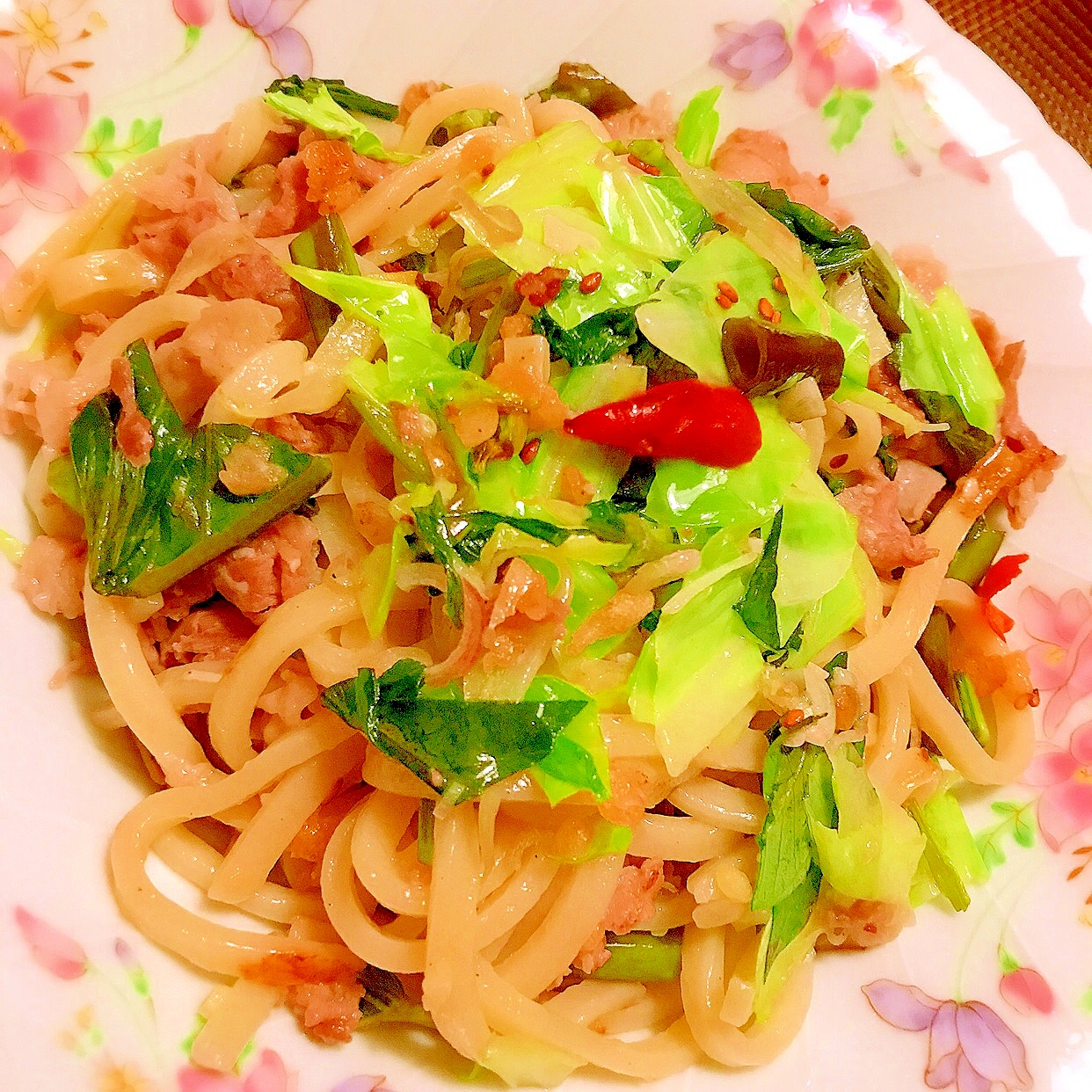 緑野菜と豚肉と茗荷の塩焼きうどん