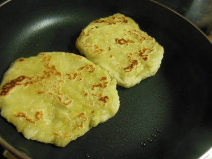 簡単！ヘルシー！粉とサツマ芋だけでモッチリお焼き♪