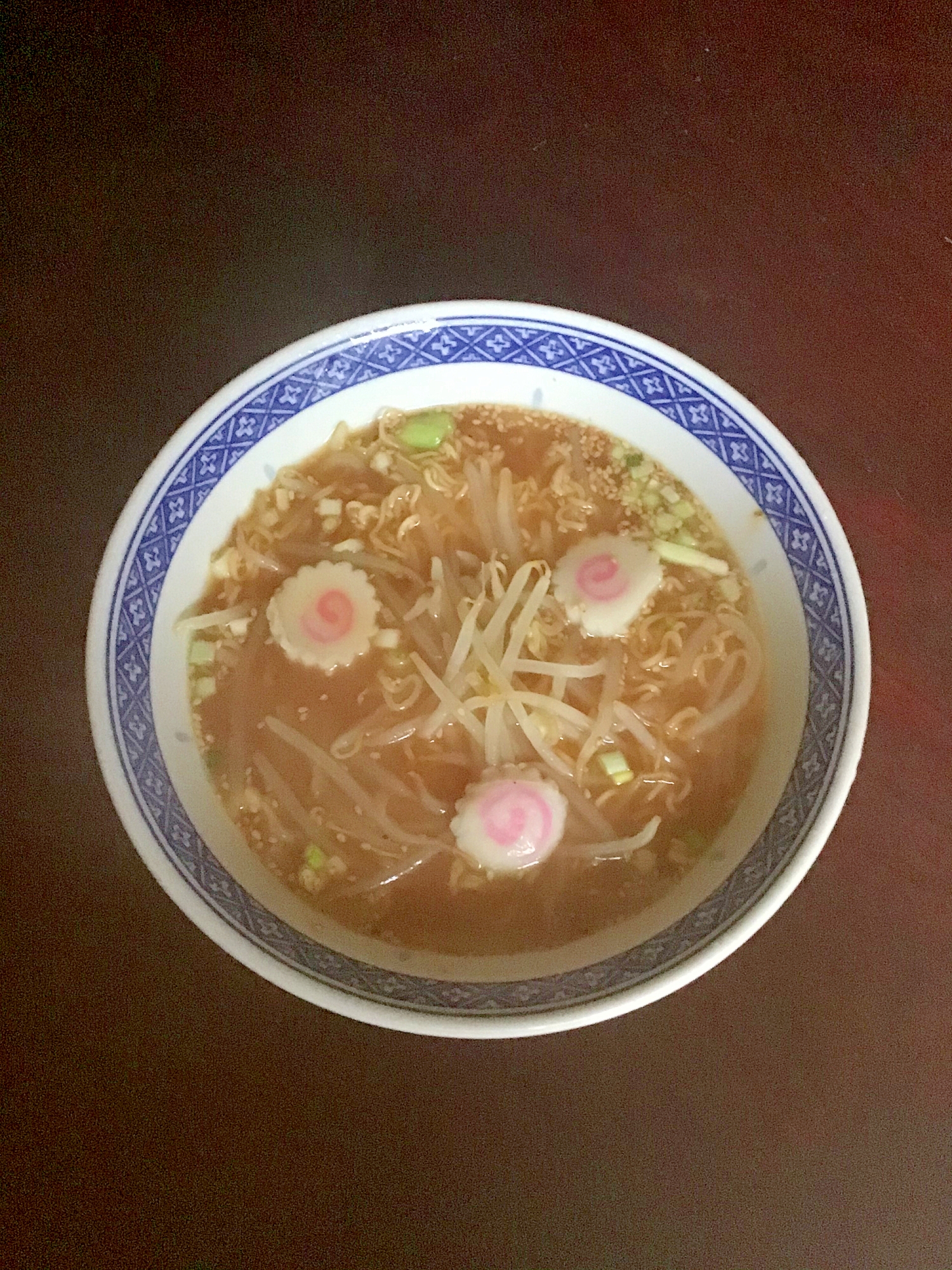 鳴門とモヤシの酒粕入り味噌ラーメン。