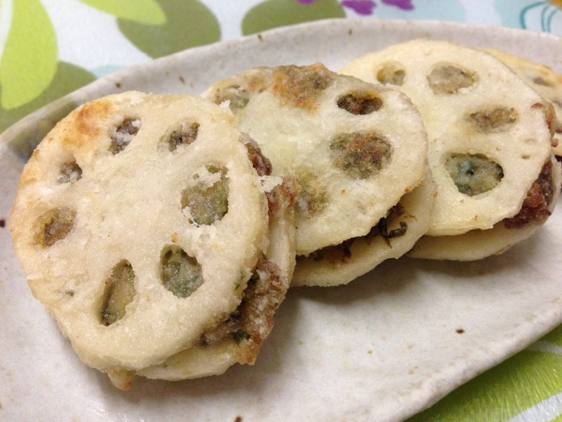 白い皿に盛られた、れんこんのはさみ揚げ