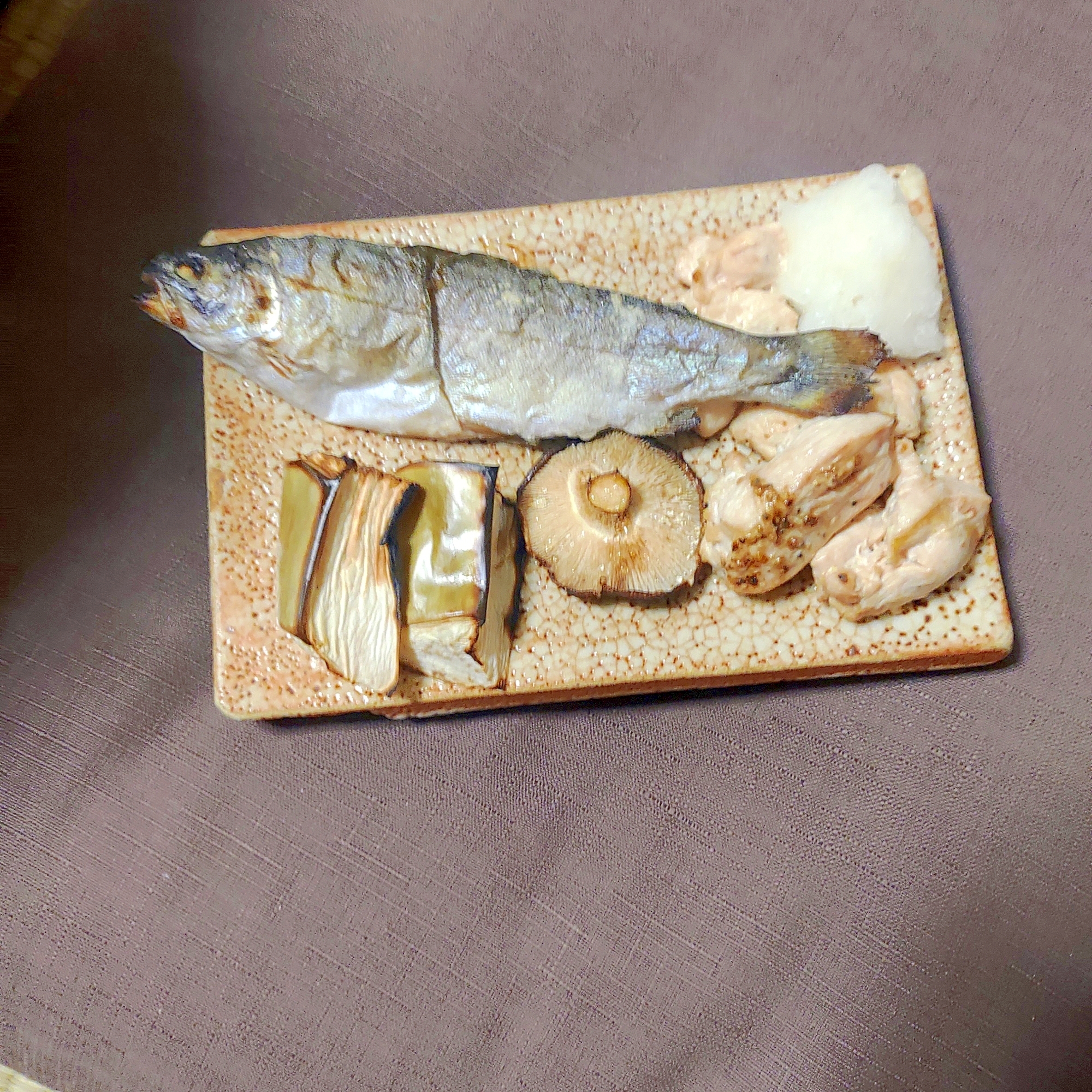 ニジマスの塩焼きと一緒に、鳥と白ナスと椎茸焼き。