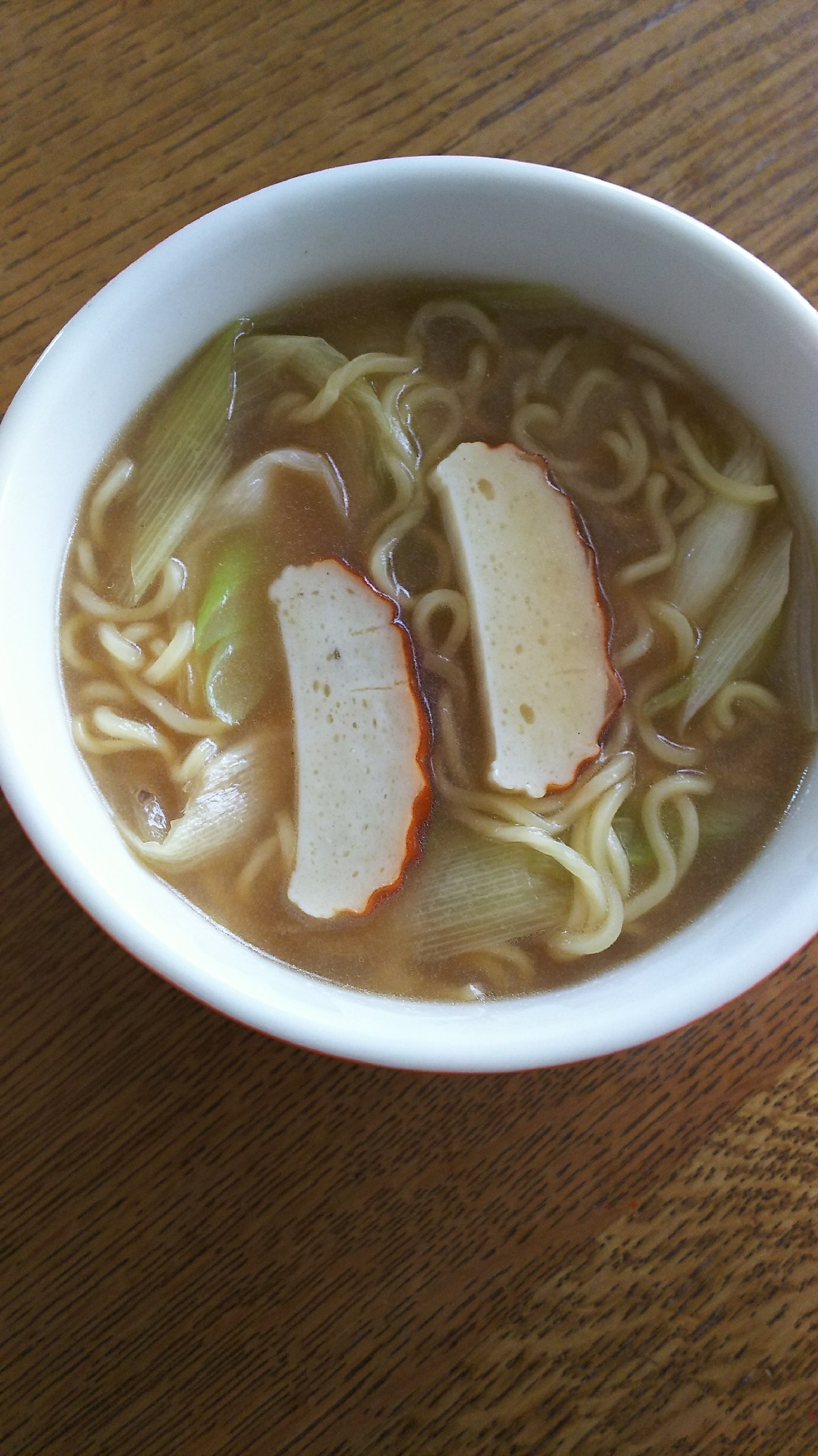 ネギとかまぼこの沖縄そば風