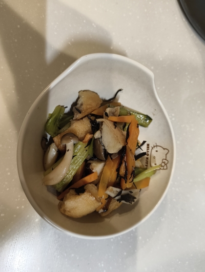 栄養もボリュームも満点♡厚揚げと小松菜のひじき煮