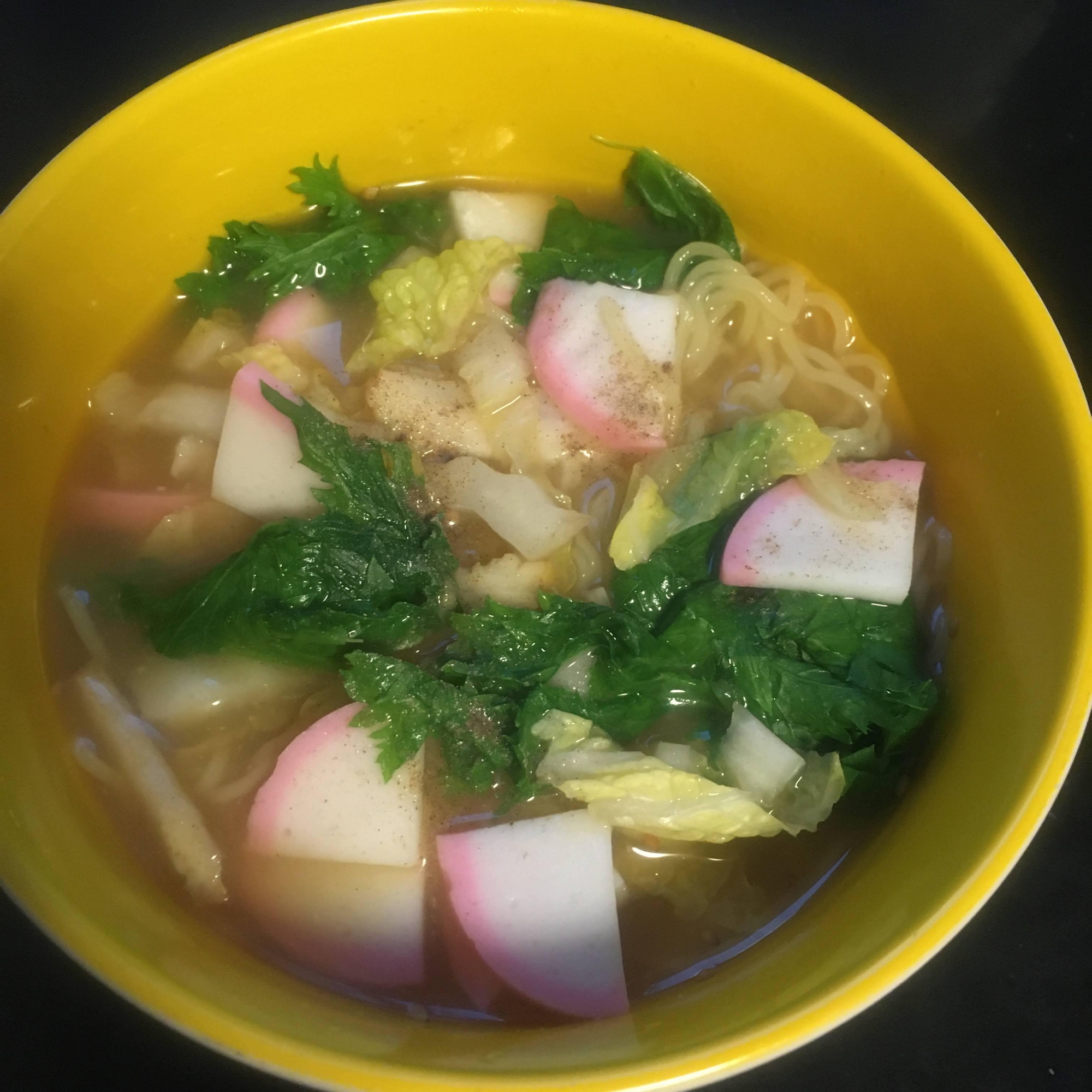 わさび菜、白菜、かまぼこの味噌ラーメン