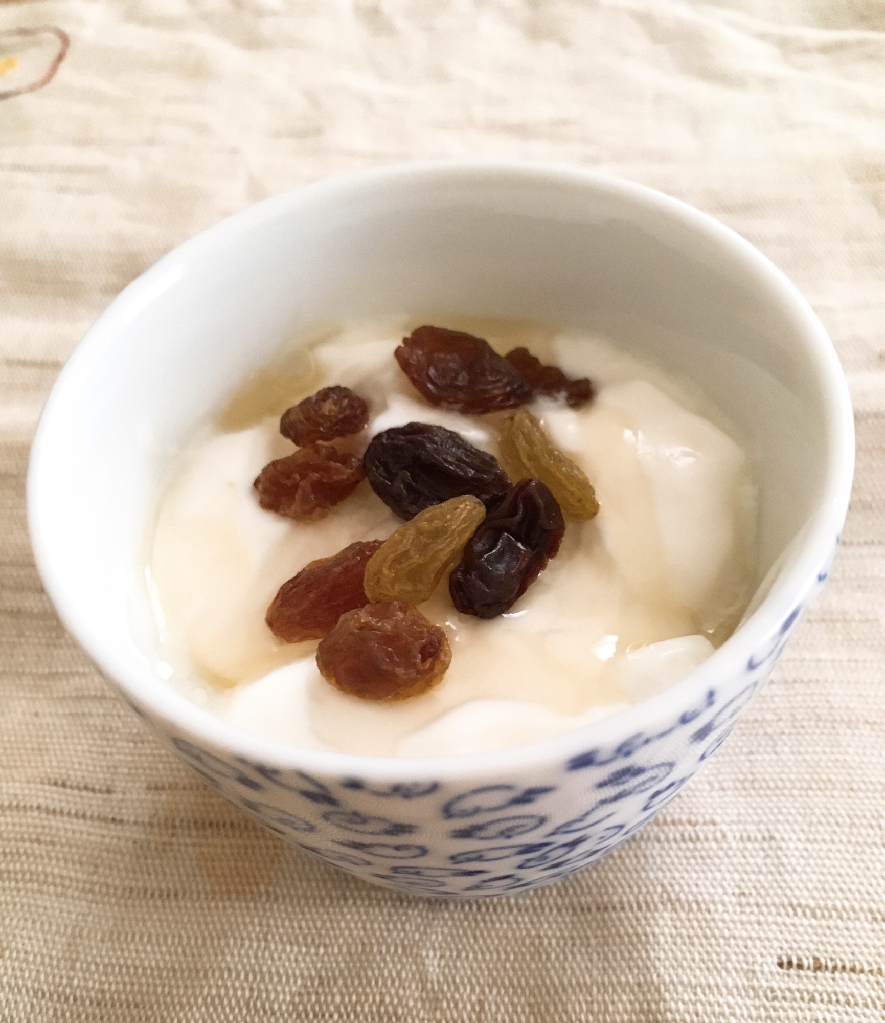 トッピングするだけ簡単!レーズンヨーグルト