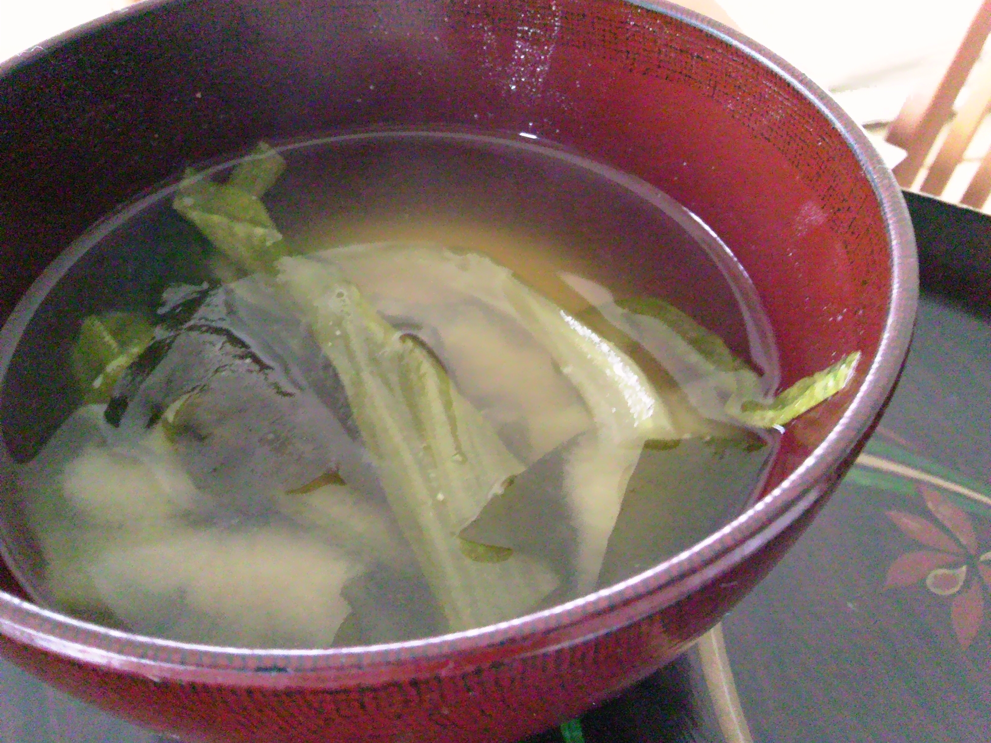 チンゲン菜とわかめの生姜味噌汁