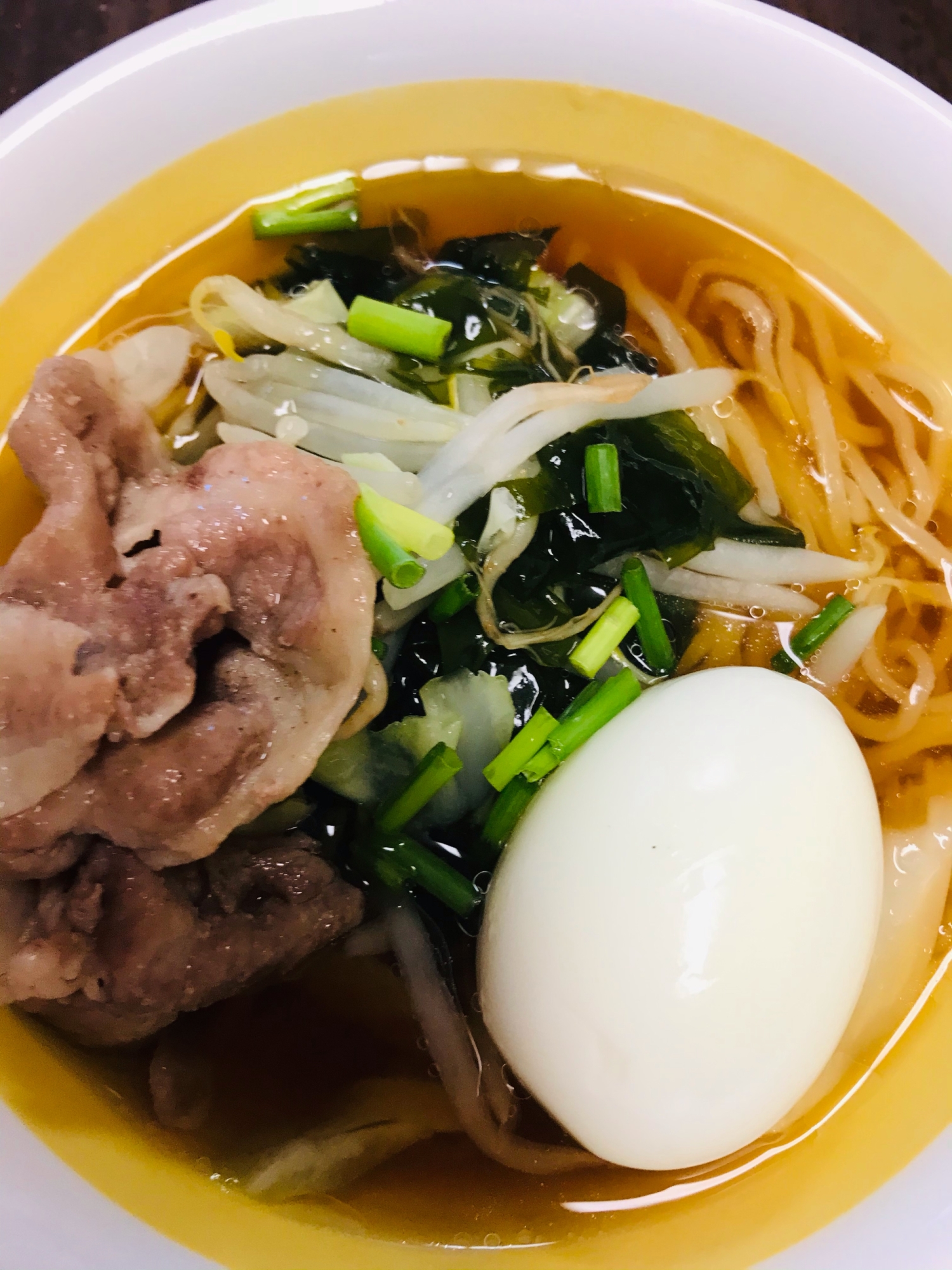 わかめと野菜と豚ロースとゆで卵のせ醤油ラーメン