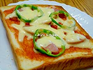 朝食に♪ウインナー＆ピーマンのピザトースト